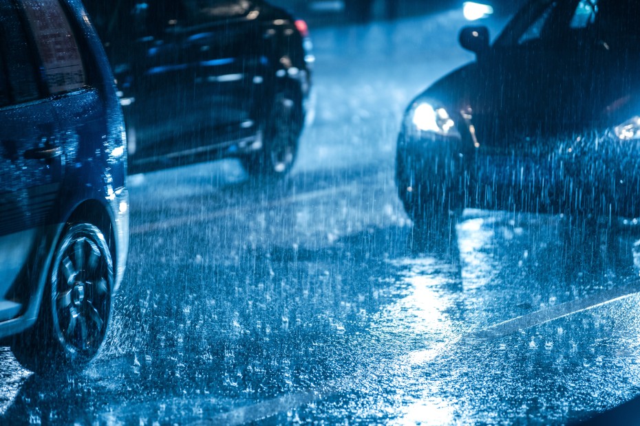 Autos fahren bei Nacht und Regen