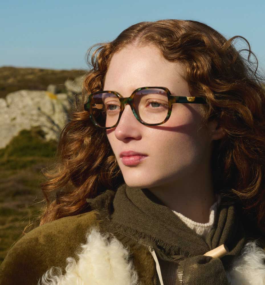 Longchamp: Frau, die eine Brille trägt